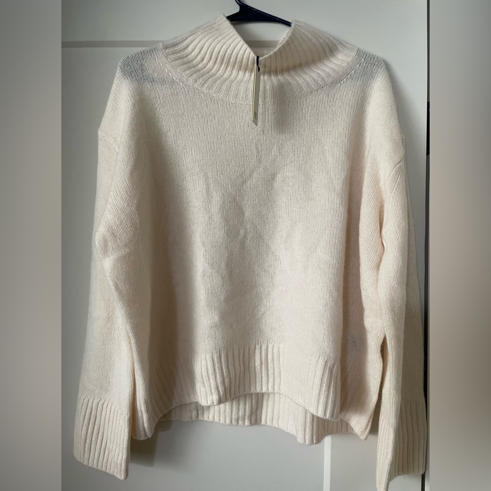 Banana Republic Women's NWT  Relaxed Cashmere Turtleneck Cream White  - Medium